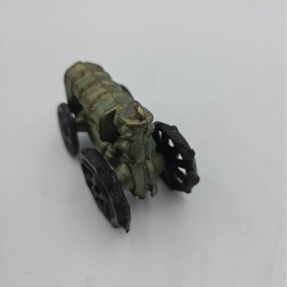 Vintage Cast Iron Tractor Small Scale 4